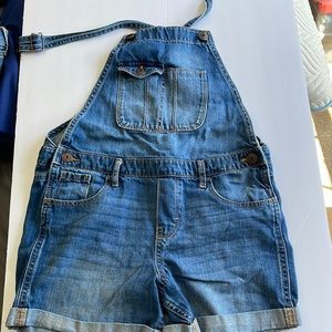OshKosh Bgosh Jean overall shorts size 12 girl. Front pockets